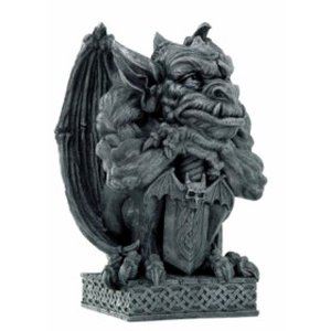 Gargoyle Lehnt Sich An Schwert 