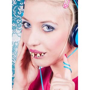 Teenager mit Zahnspange