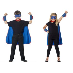 mit Maske und Armstulpen: Superheldin