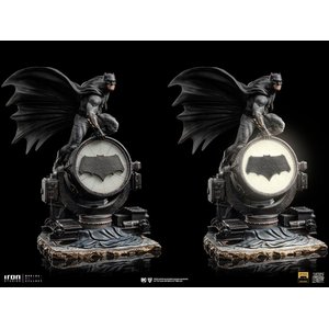 Zack Snyder's Justice League - Deluxe Art Scale: Batman on Batsignal - 1/10