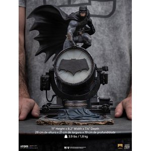 Zack Snyder's Justice League - Deluxe Art Scale: Batman on Batsignal - 1/10