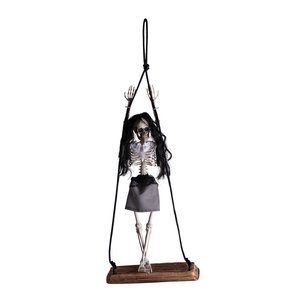 Ragazzina scheletrica sull’altalena