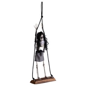 Ragazzina scheletrica sull’altalena