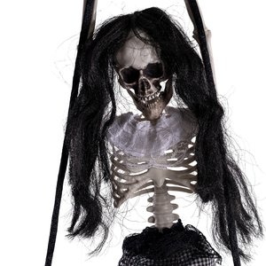 Ragazzina scheletrica sull’altalena